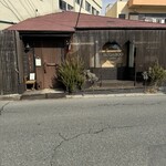 Bistro bugaboo - 落ち着いた色遣いの店構え