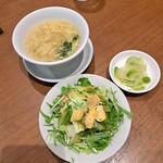 Chainate Burufamu Ran - ランチのスープとサラダ、お漬け物