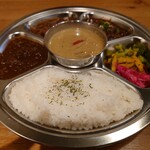 コスギカレー - 左から、濃すぎチキンカレー、深すぎヨーロピアンカレー、濃すぎスパイシーキーマカレー、中央が和ジアンカレー