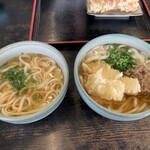 一六うどん - 左：うどん１玉　右：うどん２玉（１１時〜１５時まで大盛り無料）