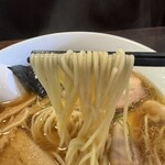 Jikasei Men Kamikaze - 細ストレート麺はしなやかながらしっかりコシのある絶妙な食感