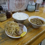 丸幸 - チャーシュー800円とライス220円を頼むとスープ付きます。これでチャーシュー定食という最高の布陣の食事が出来ます。もちのロンでビールも合いますよ！