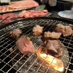 焼肉牛王 - 厚切り牛タンを4当分にカットして、焼く