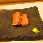 鮨処 凜 - おまかせ　１１０００円（税込）　一品料理-２　鰆の炙り・カラスミの粉かけ【２０２４年１月】