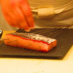 鮨処 凜 - おまかせ　１１０００円（税込）　一品料理-２　鰆の炙り・カラスミの粉かけ【２０２４年１月】