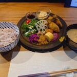 凪晴食堂 - 玄米ご飯と白味噌汁も付いてます(2024.1）
