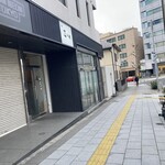 Sushi Mikata - 左手に見える店。右側道の向こうに二郎がある。