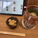 鮨 三か田 - ガリとお茶とタッチパネル