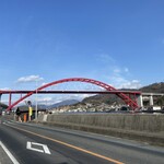 かつら亭 - 青空に赤い橋が映えます