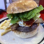 TOYS DINER - ベーコンエッグバーガーは肉厚パティに、ベーコン、目玉焼き、レタス、トマト など大ボリューム