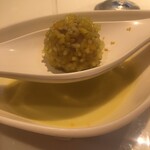 232836035 - 下には白菜のポタージュ、上には餅米肉団子