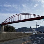 かつら亭 - 青空に赤い橋が映えます
