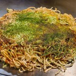 八昌 - 肉玉そば(890円)
            ・茹で生中太麺(磯野製麺所)
            ・おたふくソース(フルーティーな甘口)
            ・焼き方:強く押さえる
            ・焼き上がりの形:僅かに乱れた焼き上がり
            ・鉄板またはお皿で食べるのがスタンダード