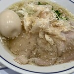 らーめん鱗 - 味玉塩らーめん　上に載ってるのが鶏節