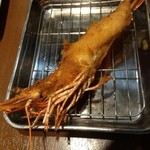 串かつ うおてる - 秘密の海老串　500円　25ｃｍくらいの大物
