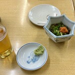 Genzou - 瓶ビールはキリンラガービールの大瓶
                      なまこ
                      サービス(お刺身)の山葵