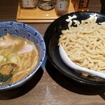 六厘舎 TOKYO - つけめん　並　950円　チャーシュー・メンマ・ネギ・ナルト・海苔・魚粉・豚ほぐしがトッピング