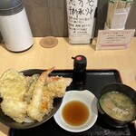 Tenpura Katou - 本気天丼(小盛り) 980円　あら汁付き