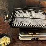 Taishuu Horumon Yakiniku Sambyaku Enchika - カウンターのみですが、この鉄板ってのがまた良いです