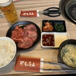 Kokusangyuu Yakiniku Kuidon - 国産特選カルビとうす切り牛タン塩セットとランチビール