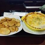 快活CLUB - 料理写真:すき焼き風味の厚切りポテトチップスとオリジナル焼きカレーにチーズマシの組み合わせ。