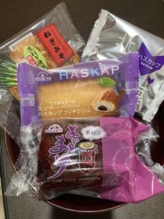 Mitsuboshi - ハスカップを使ったお菓子たち　中にひとつおせんべいが紛れています(≧▽≦)