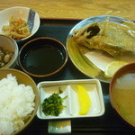 おんじき家ふうど - 日替り定食(魚の唐揚げ、ひじきの煮物、切り干し大根、味噌汁、ご飯、沢庵、高菜）