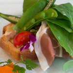 ル・レストラン・ドゥ・ヨシモト - ２）自家製ベーコンと銀杏のケーク・サレ、イベリコ豚の生ハム添え（選択）