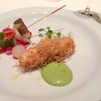 オザワ - たらばがにのフリット レモンの香り 根菜のサラダと一緒に
