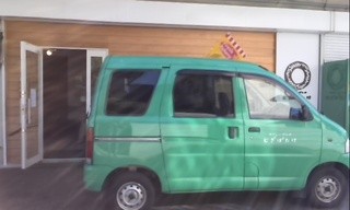 Mugibatake - お店の外観と緑のワゴン(*^艸^*