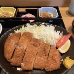 お食事処とりいち - 豚かつ定食右側
