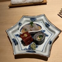 寿司 あつや - ブリ昆布じめ　マグロヅケ　カワハギ