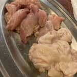 炭や - ミックスホルモン（左が塩ホルモン、右が上ホルモン）