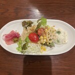 パスタの店 山猫軒 - 生ハムは塩味が効いていて、サラダとの相性がいい。 