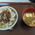 すき家 - 料理写真:黒ダレ白髪ねぎ牛丼とみそ汁