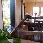 手打そば ながいけ - 教会の椅子と1枚板のテーブル