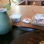 手打そば ながいけ - 蕎麦徳利と猪口は三田青磁でしょうか？
      器にも拘りが