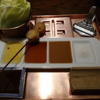 知留久 お初天神店 - 色々な味付け。カラシ・醤油・ソース・塩