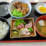 港あおしま - 女房選択（普段はこちらが私選択が多い）の　あら煮定食　あら煮、刺身の魚種はPic.4  　甘さ、醤油控え目の絶品あら煮です。　こちらもまだ食べていない方は試してみて欲しい。