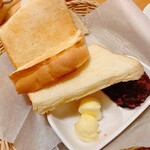 コメダ珈琲店 - 小倉トースト　あんこと有塩バターが合います。
