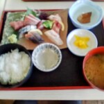 港あおしま - 私選択の青島どれ海鮮定食　魚種はPic.3　右上はシビの煮物（鰹節を柔らかく煮付けた感じ）右下は魚二切れの入った味噌味　この値段でこのクオリティーはたぶん県ではメダリスト級。