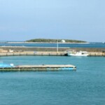 港あおしま - 窓側に座ると青島漁港と青島が見える。青島はやっぱり県では観光地としては、私は自慢のメダリスト級。なのでWメダリスト店かな。