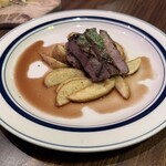 Wine restaurant The Attachment - ハーフサイズステーキフリッツ