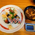 Takarazushi - 令和6年1月
                      ランチタイム(11:30〜14:00)
                      Bランチ 税込825円
                      にぎり8貫、鉄火巻6切れ、赤出汁