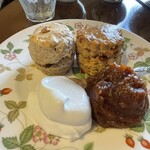 カフェルーエ - スコーンは選べてくるみとりんごにしました。クロテッドクリームつけると本格的だけど、クリームがつくとのことでしたので追加はせず。添えられたりんごのジャムも優しい甘さでとっても美味しい♡