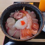 Noda Shokudou - ◯海鮮丼
                      具材はお尋ねすると
                      ヒラマサ、サーモン、真鯛、帆立、ネギトロ、海老、
                      とびっこ、温玉となる
                      
                      サーモンの鮮度の良さと甘味（旨味）感が
                      凄く来るよねえ～❕