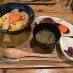 カッシーワ - 選べる親子丼と月見つくねセット(後からバジルの焼き鳥と、こころタレの焼き鳥がきました)