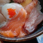 Noda Shokudou - サーモンの鮮度の良さと甘味（旨味）感が
                      凄く来るよねえ～❕
                      
                      海老にはトロオッとした旨味もあるし