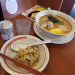 Kourakuen - 奥様オーダーの味噌バターコーンラーメン+チャーハン(チャーハンちょっと食べちゃいました！)