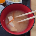 Noda Shokudou - ◯お味噌汁
                      豆腐、お揚げ、人参の具材な
                      塩辛く無くて甘味を感じる白味噌となる
                      
                      濃度は薄味気味で顆粒出汁で美味しいのだけど
                      ほんの微量の化調が入っているかも❔